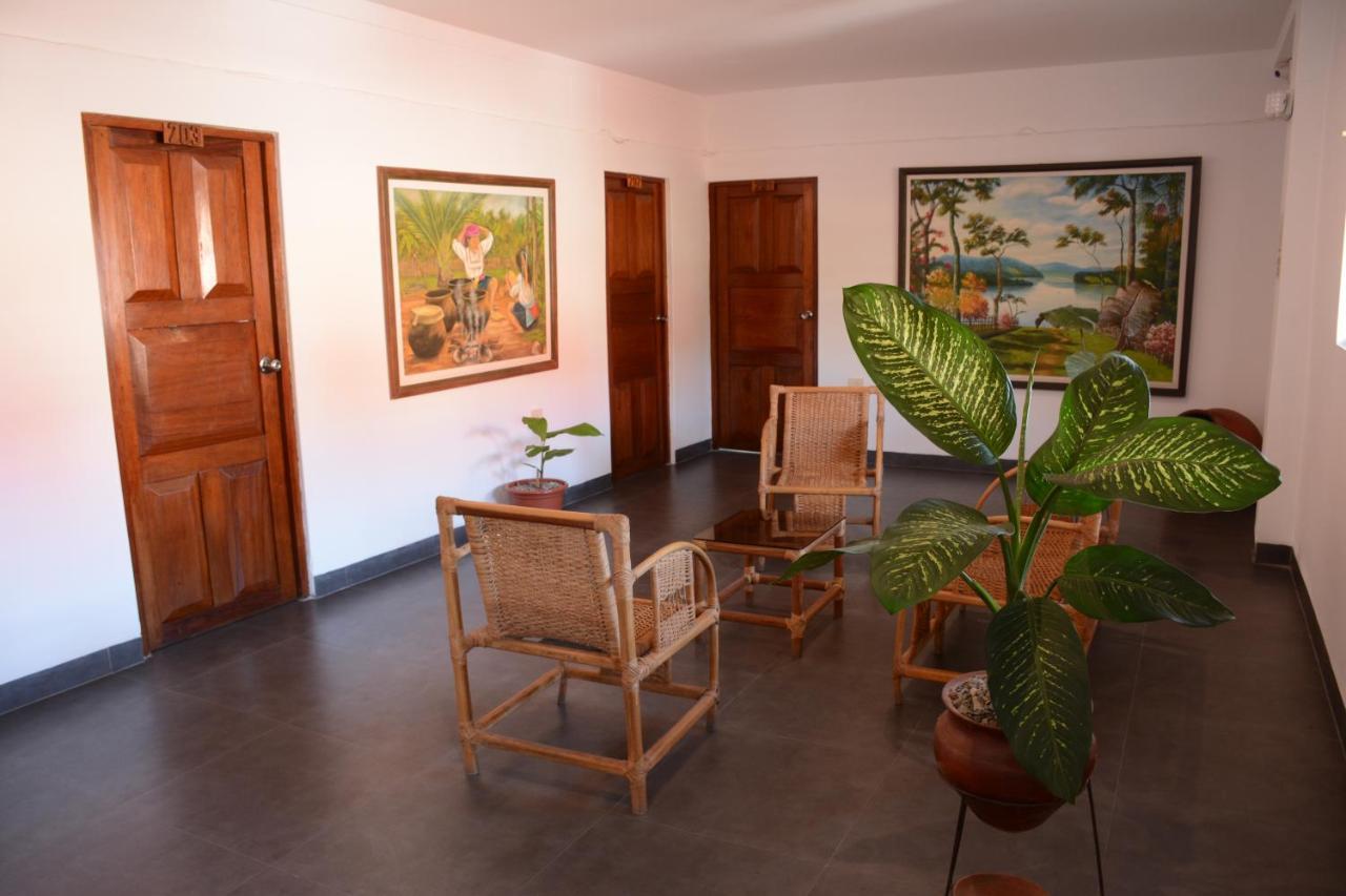 Hostal Casa Blanca Tarapoto Bagian luar foto
