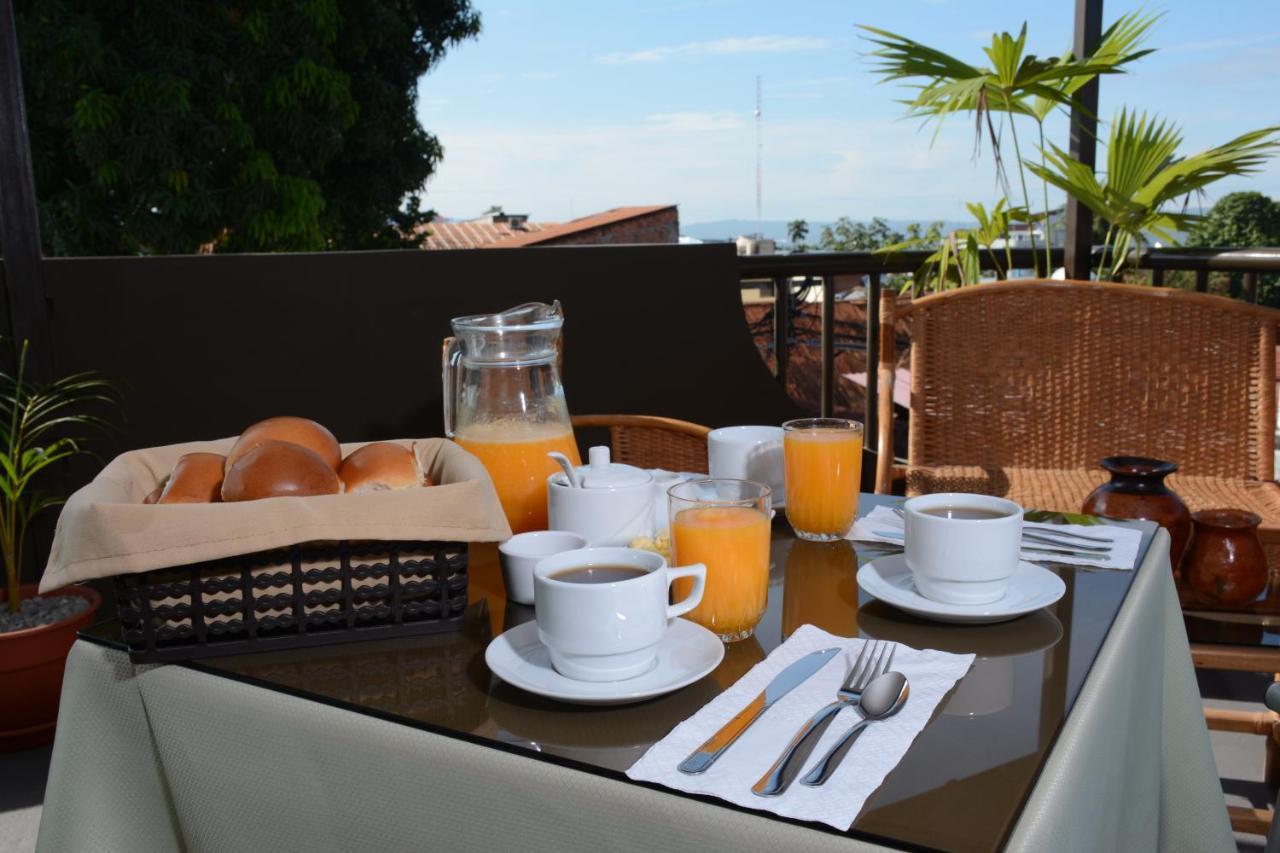 Hostal Casa Blanca Tarapoto Bagian luar foto