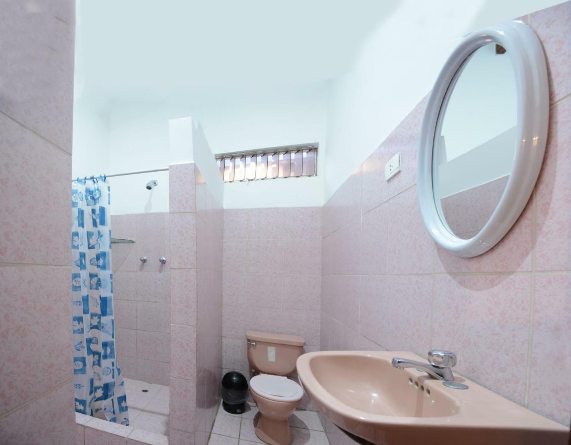 Hostal Casa Blanca Tarapoto Bagian luar foto